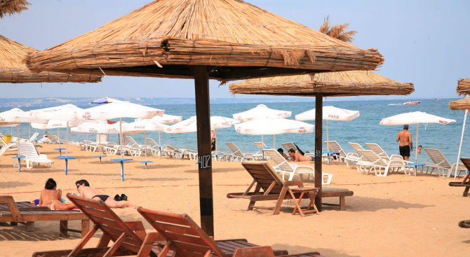Жалби за неудобни шезлонги и водорасли на плажа валят в Министерство на туризма