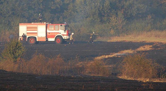 Пожарът край старозагорското село Колена се разраства на запад
