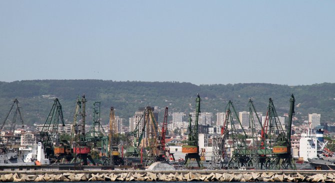 Силен вятър затвори пристанище Варна