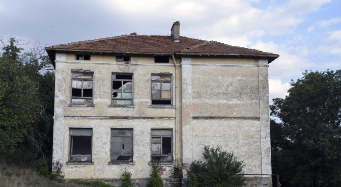 Училище на 40 км от София тъне в разруха (снимки)