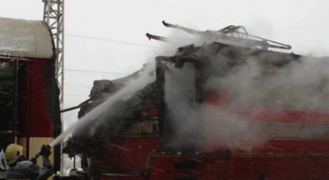 Влак се подпали в движение в Украйна (видео)