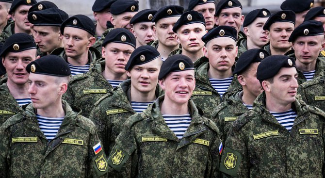 Внезапна проверка на бойната готовност е обявена във военни окръзи на Русия (видео)