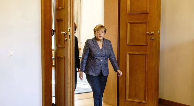 Меркел втвърдява отношението към мигрантите