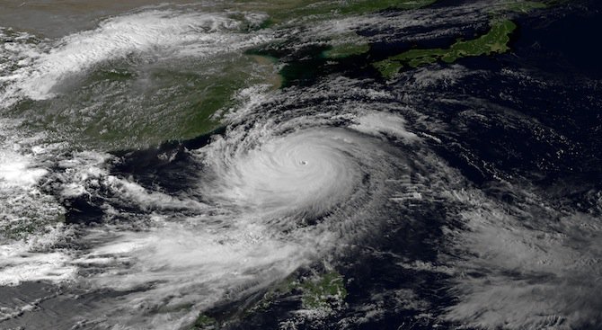 Над 100 полета са отменени заради приближаващ се тайфун към Япония