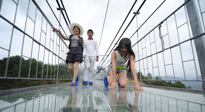 Нашествие на туристи затвори най-дългия стъклен мост (видео)