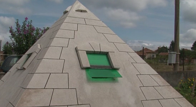 Умалено копие на Хеопсовата пирамида лекува и помага на хората в Крапец (видео)