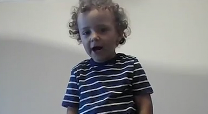 2-годишен юнак пее химна на България (видео)