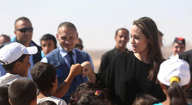 Анджелина Джоли посети бежански лагер в Йордания (снимки)