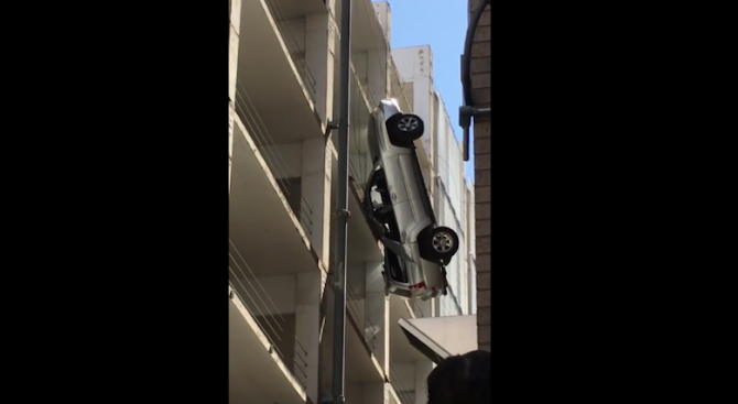 Мъж се спаси от висящата си кола (снимка+видео)