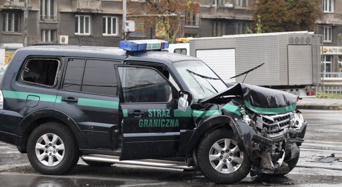 Офицери от Фронтекс пострадаха при катастрофа в София (галерия)