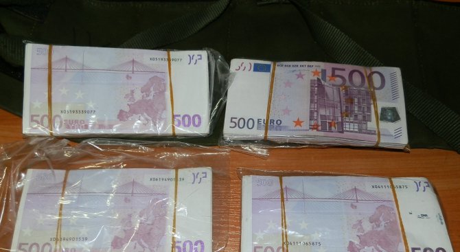 Спипаха гъркиня, пренасяла 200 000 евро през границата (снимки)