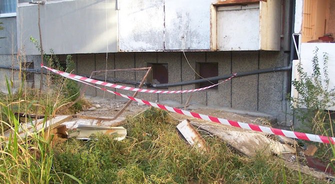 Бетонен блок се откърти от тераса и рани мъж в Димитровград