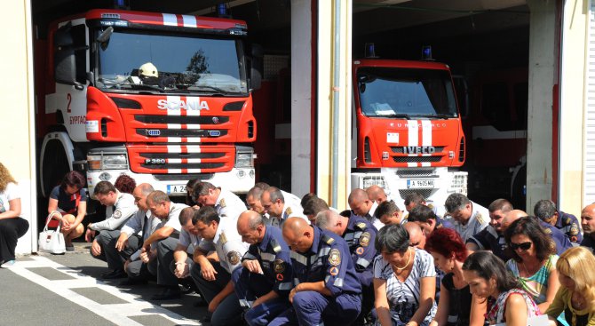 Бургаски пожарникари почетоха паметта на загинали колеги (снимки)