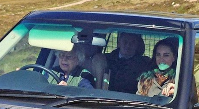 Елизабет II отново подкара автомобил (снимка)