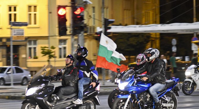 Хиляди мотористи се включиха в нощно каране по улиците на София (Снимки)