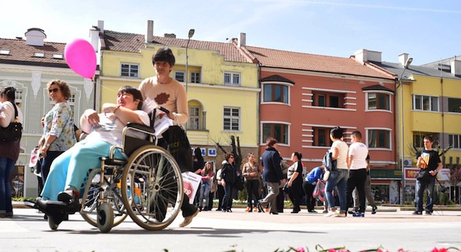 Майки на деца с увреждания излизат на протест