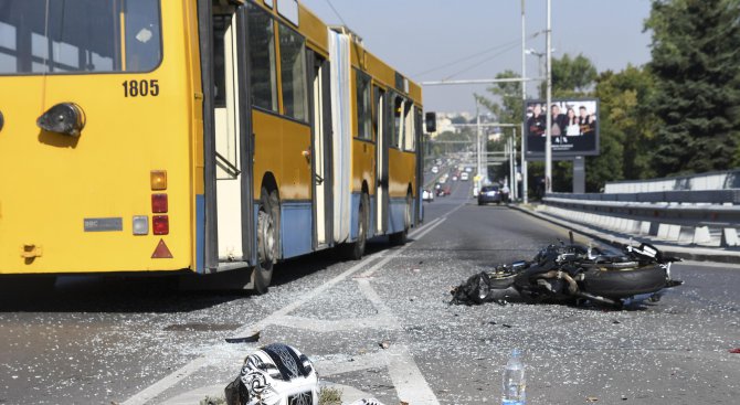 Моторист се заби в тролей на &quot;Цариградско шосе&quot; (снимки)