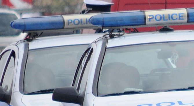 Полицаи разследват кражба от автокъща в Нови пазар