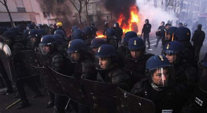 Ранени полицаи и арестувани при протести в Париж