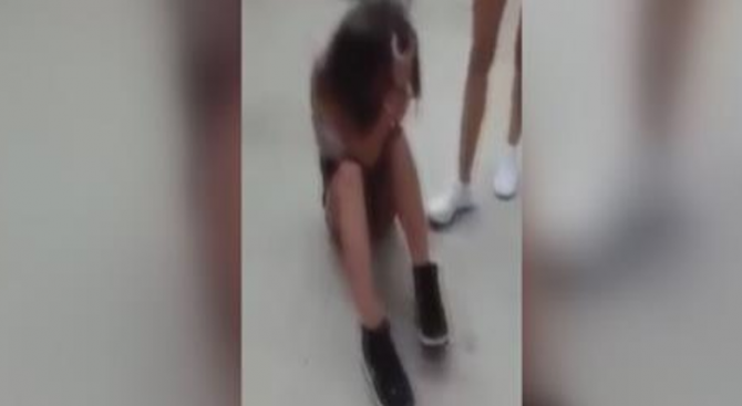 Ученички пребиха момиче и го накараха да се съблече голо (видео)