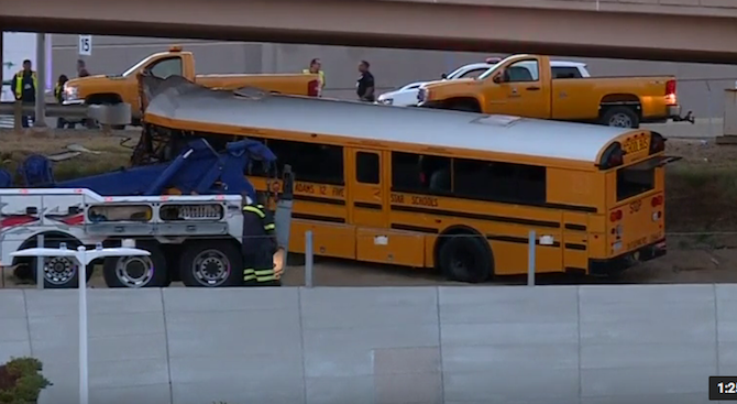 Училищен автобус катастрофира в САЩ (видео)