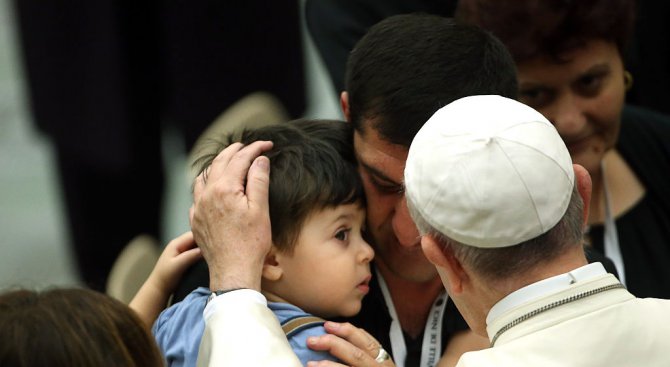 Папа Франциск се срещна с роднини на загиналите при атаката в Ница (снимки)