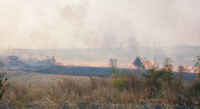 Пожарът в община Харманли е обхванал към 15 000 декара