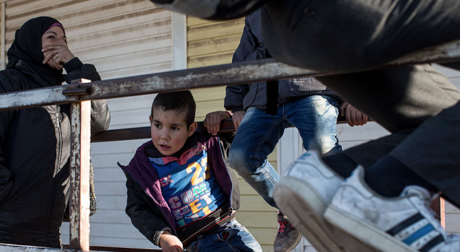 Сирийски мигрант изхвърли децата си през прозореца