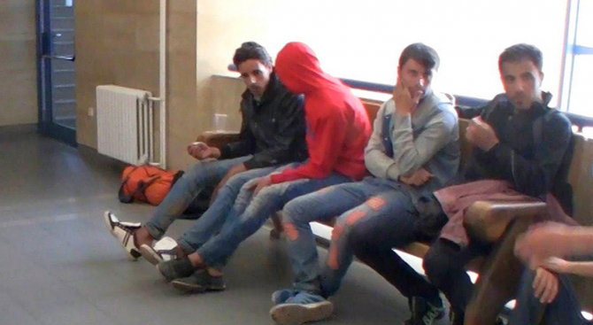 Група от 56 бежанци е задържана тази нощ на гара Свиленград