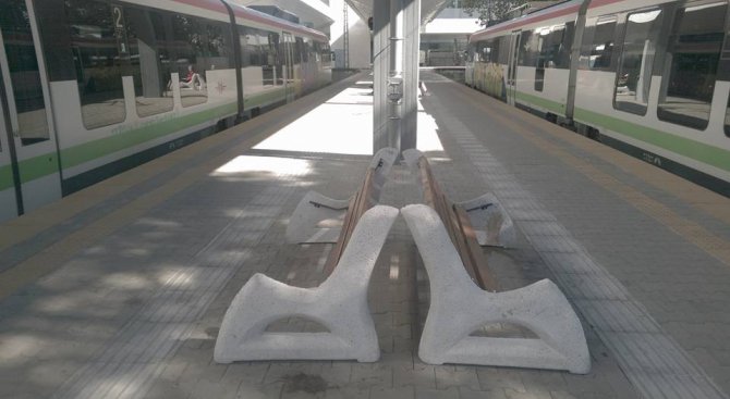 Изпочупиха пейките на ремонтираната Централна гара в София