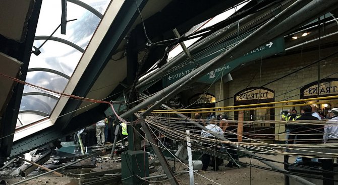 Трима загинали и десетки ранени при железопътна катастрофа в Ню Джърси (обновена+снимки+видео)