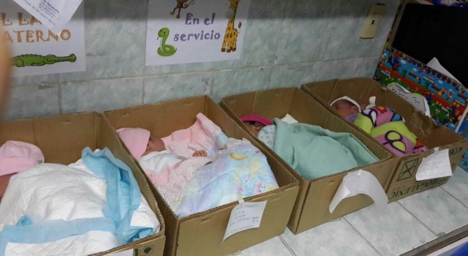 Новото лице на кризата във Венецуела са бебета в... кашони