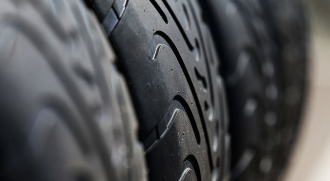 Срязаха гумите на кола в Карнобат