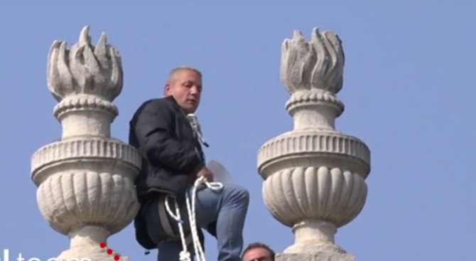 Българинът, протестирал на покрива на Миланската скала, доброволно влезе в психиатрия