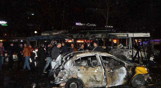 Двама атентатори камикадзе се самовзривиха край Анкара