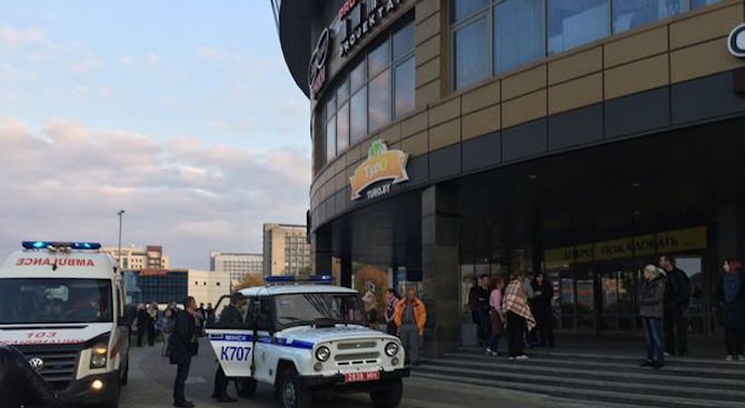 Нападение с брадва и моторен трион в търговски център в Минск, убито е момиче (снимки)