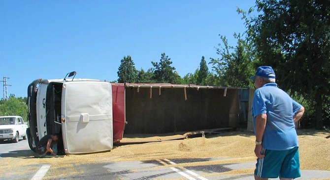 Камион със зърно се преобърна на пътя София-Варна