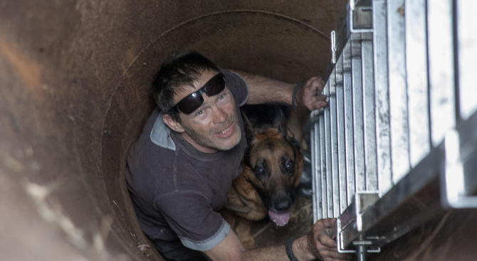 Пожарникари спасяваха кучето Бъди в шахта до НДК (снимки)
