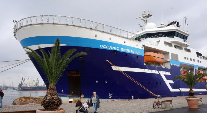 Круизен кораб с 2120 пасажера пристига в Бургас