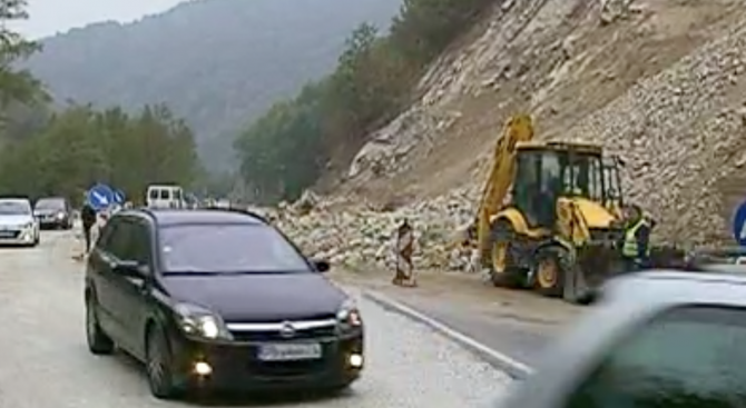 Нападнаха екип на БНТ, докато снимал събаряне на скали (видео)