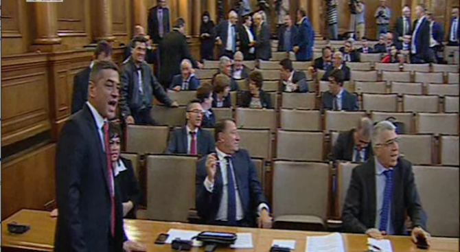 Изненада! Парламентът се разпусна предсрочно (видео)