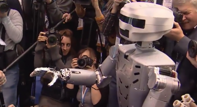 Руският патриарх се ''срещна'' с робот (видео)