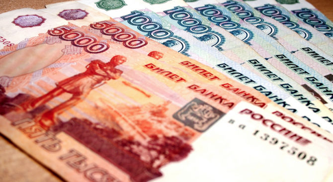 Филантроп засипа руски град с пликове с пари