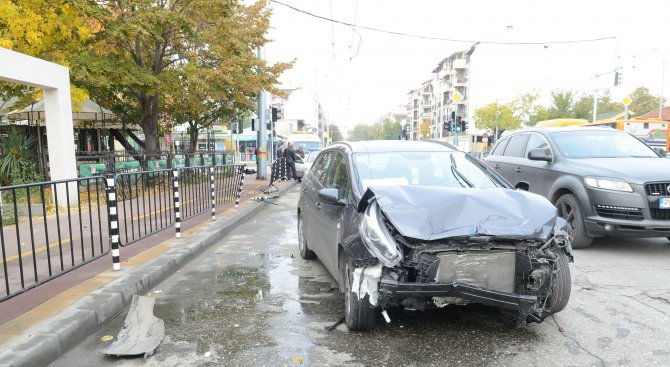 Кола се заби в оградата на заведение при катастрофа в Пловдив (снимки)