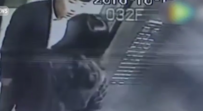 Мъж преби жена след нейна забележка да не пуши в асансьора (снимка+видео)