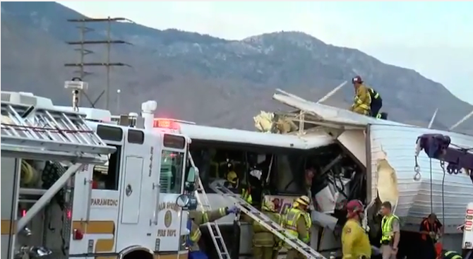 13 загинали и десетки ранени в катастрофа на туристически автобус в Калифорния (видео)