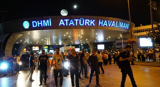 Двама души са задържани след изстрели на истанбулското летище Ататюрк