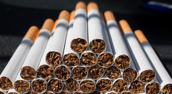 Двама мъже са задържани с 350 000 къса незаконни цигари