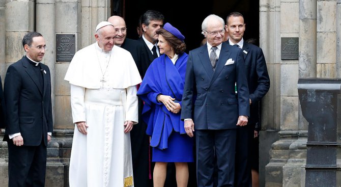 Папа Франциск пристигна на историческо посещение в Швеция (снимки)