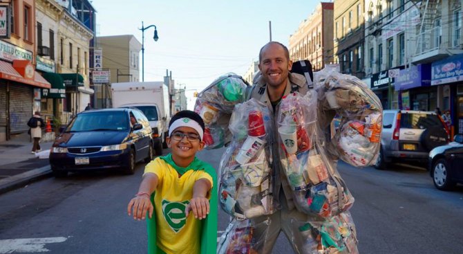 Природозащитникът, който се разхожда с боклука си 30 дни